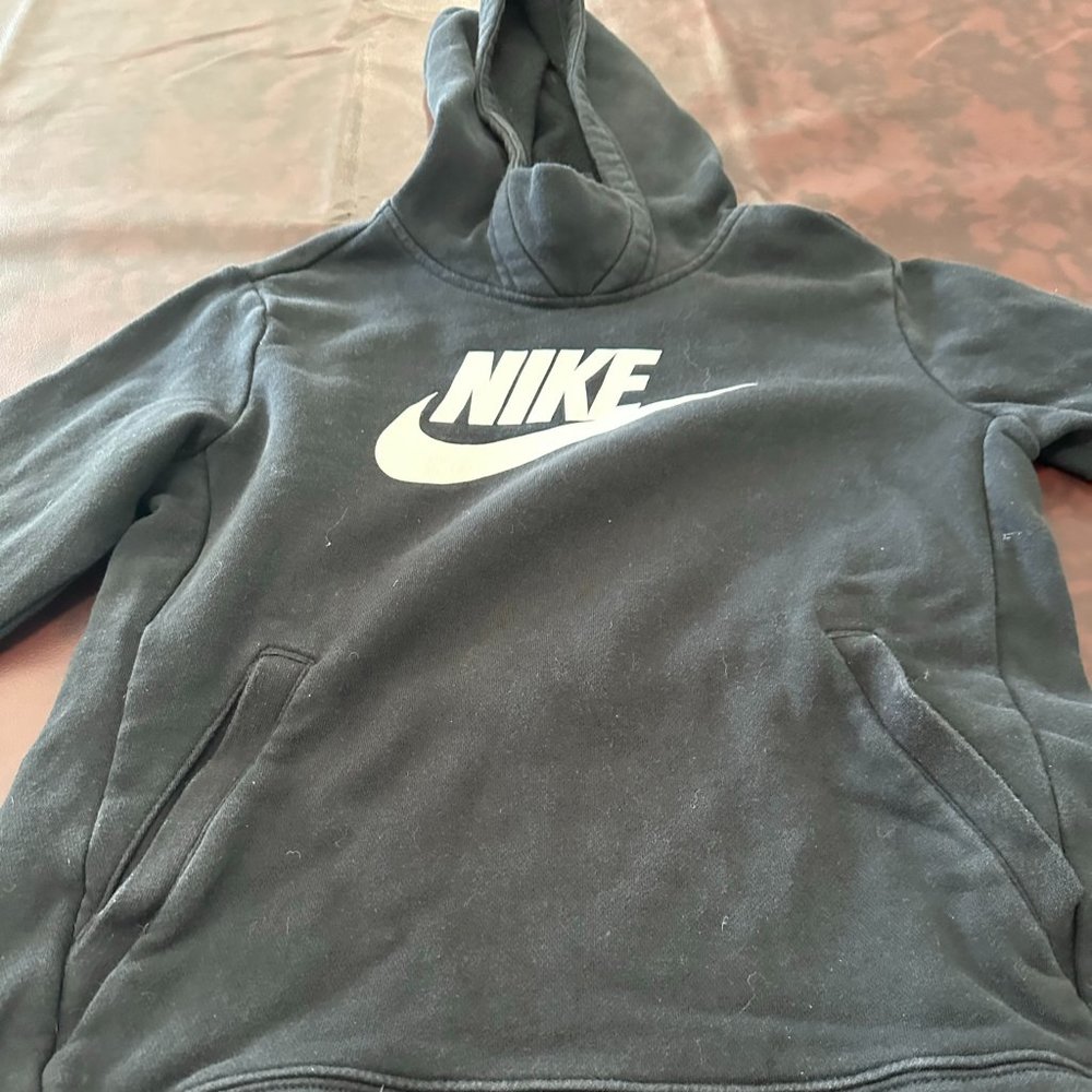 Boys Nike gray large hoodie (fits like a medium)
